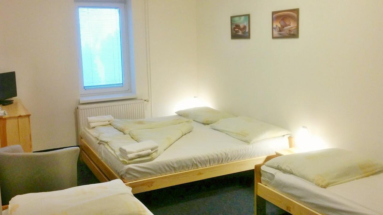 Hostinec U Pejska A Kocicky Marianske Lazne Exterior foto